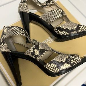 Michael Kors Berkeley T Strap sandals. Size 7.5 M